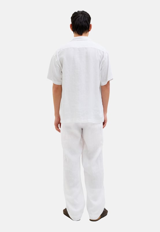 Deze broek van Jack & Jones combineert functionaliteit met moderne stijl. Met een rits en knoopsluiting biedt hij een veilige pasvorm en comfortabel draagcomfort. De klassieke 4-pocketstijl zorgt voor voldoende opbergruimte in het dagelijks leven. De riemlussen maken het mogelijk om hem te combineren met je favoriete riem. Hoogwaardige materialen en nauwkeurige afwerking garanderen een prettig draaggevoel – de hele dag door.