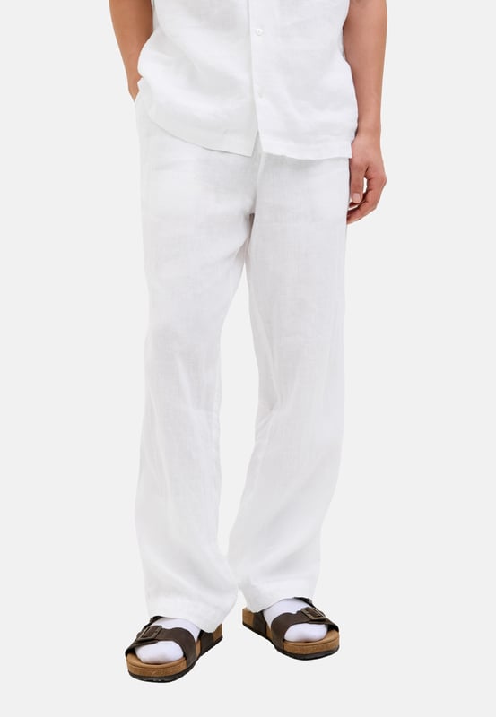 Deze broek van Jack & Jones combineert functionaliteit met moderne stijl. Met een rits en knoopsluiting biedt hij een veilige pasvorm en comfortabel draagcomfort. De klassieke 4-pocketstijl zorgt voor voldoende opbergruimte in het dagelijks leven. De riemlussen maken het mogelijk om hem te combineren met je favoriete riem. Hoogwaardige materialen en nauwkeurige afwerking garanderen een prettig draaggevoel – de hele dag door.