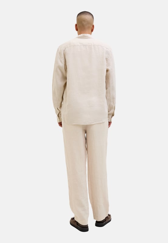 Diese Hose von Jack & Jones vereint Funktionalität mit modernem Stil. Mit Reißverschluss und Knopfverschluss bietet sie sicheren Halt und bequemes Tragen. Der klassische 4-Pocket-Style sorgt für ausreichend Stauraum im Alltag. Gürtelschlaufen ermöglichen die Kombination mit deinem Lieblingsgürtel. Hochwertige Materialien und präzise Verarbeitung garantieren ein angenehmes Tragegefühl – den ganzen Tag.