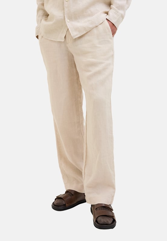 Diese Hose von Jack & Jones vereint Funktionalität mit modernem Stil. Mit Reißverschluss und Knopfverschluss bietet sie sicheren Halt und bequemes Tragen. Der klassische 4-Pocket-Style sorgt für ausreichend Stauraum im Alltag. Gürtelschlaufen ermöglichen die Kombination mit deinem Lieblingsgürtel. Hochwertige Materialien und präzise Verarbeitung garantieren ein angenehmes Tragegefühl – den ganzen Tag.