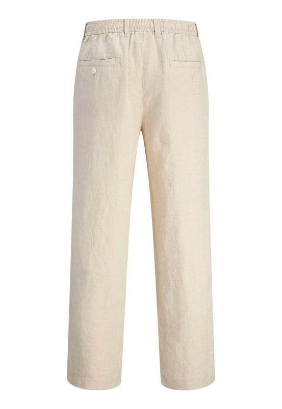 Diese Hose von Jack & Jones vereint Funktionalität mit modernem Stil. Mit Reißverschluss und Knopfverschluss bietet sie sicheren Halt und bequemes Tragen. Der klassische 4-Pocket-Style sorgt für ausreichend Stauraum im Alltag. Gürtelschlaufen ermöglichen die Kombination mit deinem Lieblingsgürtel. Hochwertige Materialien und präzise Verarbeitung garantieren ein angenehmes Tragegefühl – den ganzen Tag.
