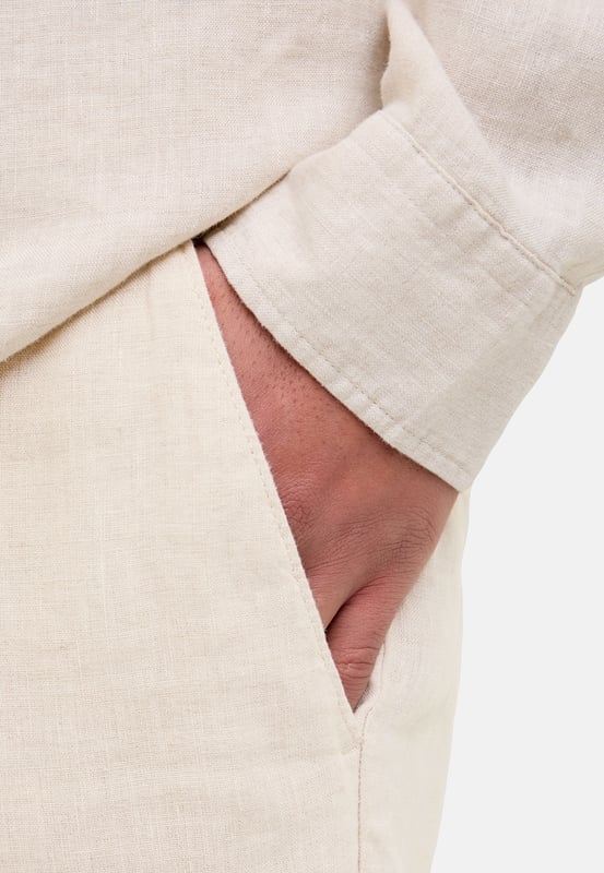 Diese Hose von Jack & Jones vereint Funktionalität mit modernem Stil. Mit Reißverschluss und Knopfverschluss bietet sie sicheren Halt und bequemes Tragen. Der klassische 4-Pocket-Style sorgt für ausreichend Stauraum im Alltag. Gürtelschlaufen ermöglichen die Kombination mit deinem Lieblingsgürtel. Hochwertige Materialien und präzise Verarbeitung garantieren ein angenehmes Tragegefühl – den ganzen Tag.