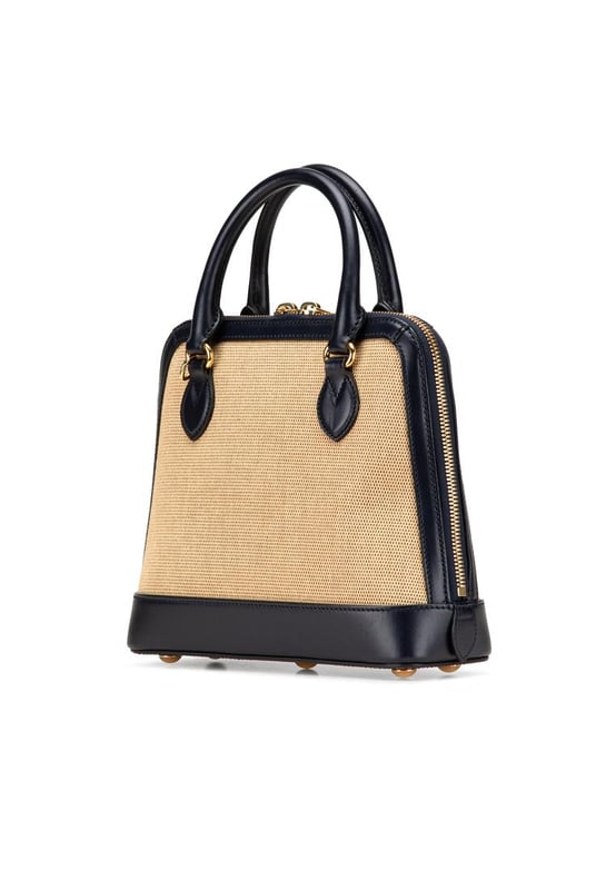 De Horsebit 1955 tas heeft een canvas body met leren afwerking, handgrepen van gerold leer, een afneembare platte leren riem, een ritssluiting en rits- en steekvakken aan de binnenkant.Merk: GucciConditie: GebruiktType: SatchelRating: B+Afmetingen (LxBxD): 22x25x9Strap Drop: 52Handle Drop: 8Dust Bag: JaCommentaar: Buitenkant achterkant bekrast. Buitenkant onderkant bekrast. Hoeken versleten. Versiering bekrast. Voorkant bekrast. Handvat versleten. Binnenzak bevlekt met andere. Binnenvoering Versleten. Praktische bevestiging bekrast. Buitenkant Bekrast. Buitenkant Bovenkant bevlekt met andere. Rits bekrast.