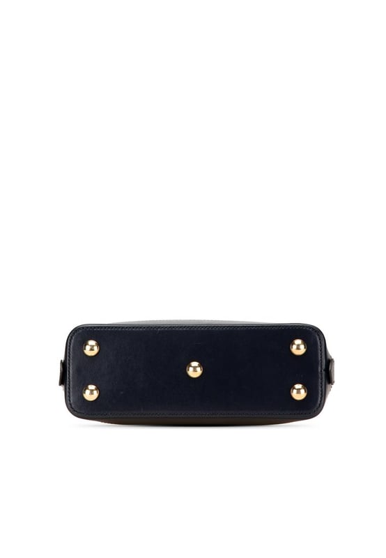 De Horsebit 1955 tas heeft een canvas body met leren afwerking, handgrepen van gerold leer, een afneembare platte leren riem, een ritssluiting en rits- en steekvakken aan de binnenkant.Merk: GucciConditie: GebruiktType: SatchelRating: B+Afmetingen (LxBxD): 22x25x9Strap Drop: 52Handle Drop: 8Dust Bag: JaCommentaar: Buitenkant achterkant bekrast. Buitenkant onderkant bekrast. Hoeken versleten. Versiering bekrast. Voorkant bekrast. Handvat versleten. Binnenzak bevlekt met andere. Binnenvoering Versleten. Praktische bevestiging bekrast. Buitenkant Bekrast. Buitenkant Bovenkant bevlekt met andere. Rits bekrast.