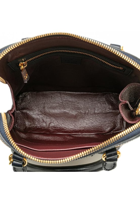 De Horsebit 1955 tas heeft een canvas body met leren afwerking, handgrepen van gerold leer, een afneembare platte leren riem, een ritssluiting en rits- en steekvakken aan de binnenkant.Merk: GucciConditie: GebruiktType: SatchelRating: B+Afmetingen (LxBxD): 22x25x9Strap Drop: 52Handle Drop: 8Dust Bag: JaCommentaar: Buitenkant achterkant bekrast. Buitenkant onderkant bekrast. Hoeken versleten. Versiering bekrast. Voorkant bekrast. Handvat versleten. Binnenzak bevlekt met andere. Binnenvoering Versleten. Praktische bevestiging bekrast. Buitenkant Bekrast. Buitenkant Bovenkant bevlekt met andere. Rits bekrast.