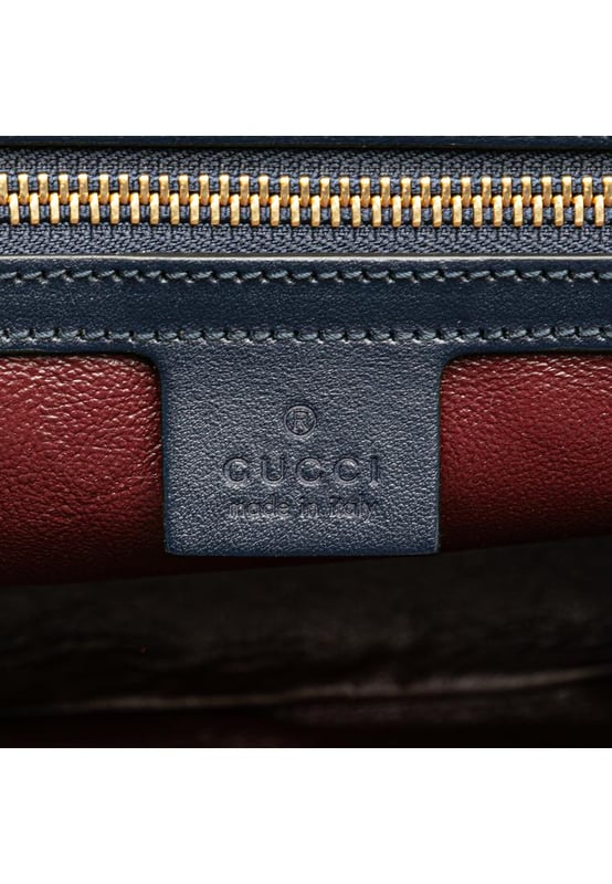 De Horsebit 1955 tas heeft een canvas body met leren afwerking, handgrepen van gerold leer, een afneembare platte leren riem, een ritssluiting en rits- en steekvakken aan de binnenkant.Merk: GucciConditie: GebruiktType: SatchelRating: B+Afmetingen (LxBxD): 22x25x9Strap Drop: 52Handle Drop: 8Dust Bag: JaCommentaar: Buitenkant achterkant bekrast. Buitenkant onderkant bekrast. Hoeken versleten. Versiering bekrast. Voorkant bekrast. Handvat versleten. Binnenzak bevlekt met andere. Binnenvoering Versleten. Praktische bevestiging bekrast. Buitenkant Bekrast. Buitenkant Bovenkant bevlekt met andere. Rits bekrast.