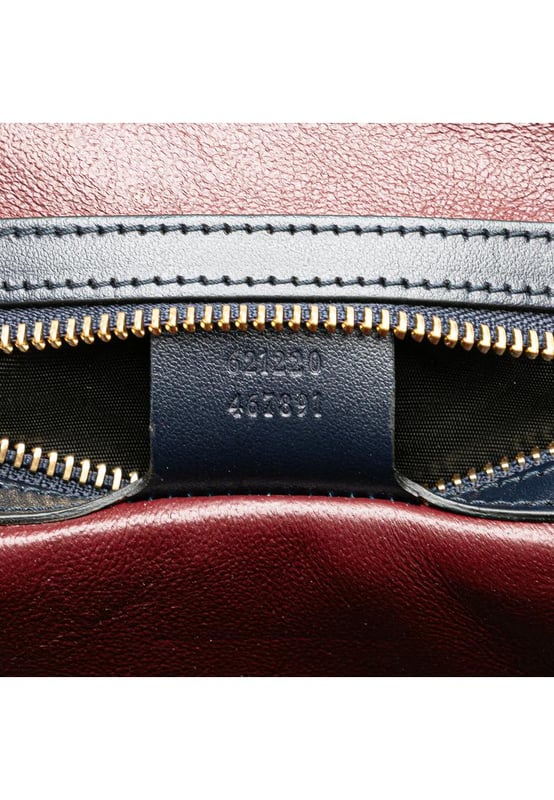 De Horsebit 1955 tas heeft een canvas body met leren afwerking, handgrepen van gerold leer, een afneembare platte leren riem, een ritssluiting en rits- en steekvakken aan de binnenkant.Merk: GucciConditie: GebruiktType: SatchelRating: B+Afmetingen (LxBxD): 22x25x9Strap Drop: 52Handle Drop: 8Dust Bag: JaCommentaar: Buitenkant achterkant bekrast. Buitenkant onderkant bekrast. Hoeken versleten. Versiering bekrast. Voorkant bekrast. Handvat versleten. Binnenzak bevlekt met andere. Binnenvoering Versleten. Praktische bevestiging bekrast. Buitenkant Bekrast. Buitenkant Bovenkant bevlekt met andere. Rits bekrast.