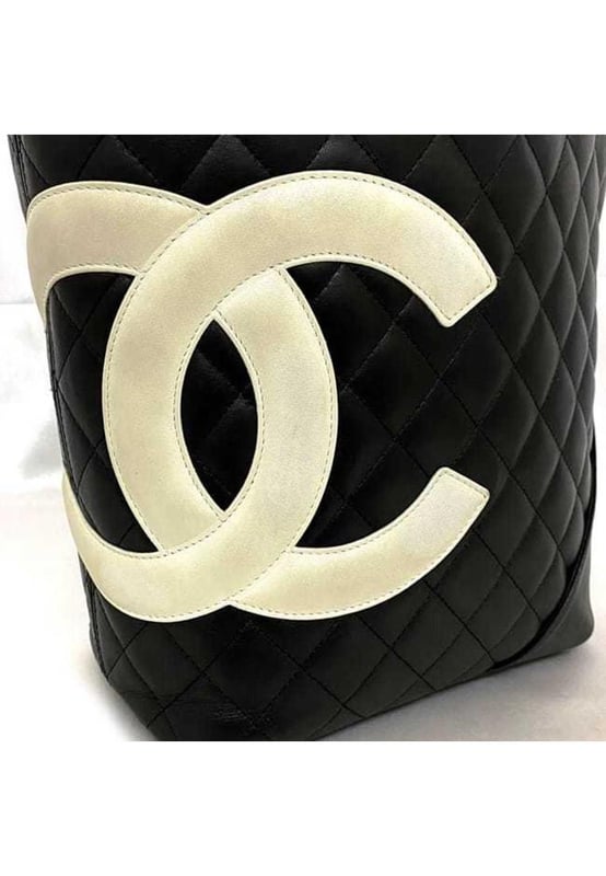 Brand: Chanel
Model: Cambon line
Color: Black
Material: Leather
Inclusions: /
Dimensions: 24.5cm x 20cm x 12cm
Serial number: 9445023
Country of origin: Italy
Condition: B - good condition.
This Chanel Cambon Line tote bag model A25166 is a chic accessory designed for women. Crafted from the iconic Cambon ligne material in black and white it features a spacious design with two zipper pockets and two pen holders inside.
The bag shows slight overall scratches and dirt with noticeable rubbing on the corners and some stains on the exterior. There are also scuff marks throughout but it remains a stylish and functional tote.
We recommend that you look at all the pictures before making your purchase to ensure that you are satisfied with the condition of the item.Brand: ChanelType: toteMain Material: Leather