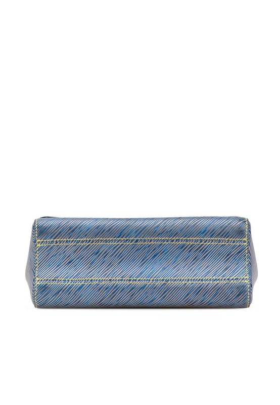 De Twist MM is voorzien van een epi lederen lichaam een zilveren-tone curb ketting riem een voorflap met een LV twist lock sluiting en een interieur slip pocket.Brand: Louis VuittonConditie: Pre-gebruiktType: Crossbody tasRating: B + Belangrijkste materiaal: LeerAfmetingen (LxBxD): 18x23x9.5Strap Drop: 56Commentaren: Buitenkant achterkant bevlekt met andere. Buitenkant onderkant bekrast. Buitenkant onderkant bevlekt met andere. Slot bekrast. Buitenhoeken versleten. Versiering bekrast. Buitenkant voorkant bekrast. Handgreep bekrast. Binnenzak bevlekt met andere. Binnenvoering bevlekt met andere. Buitenkant gebarsten.