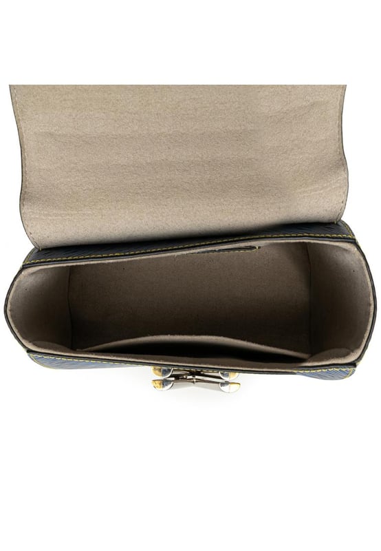 De Twist MM is voorzien van een epi lederen lichaam een zilveren-tone curb ketting riem een voorflap met een LV twist lock sluiting en een interieur slip pocket.Brand: Louis VuittonConditie: Pre-gebruiktType: Crossbody tasRating: B + Belangrijkste materiaal: LeerAfmetingen (LxBxD): 18x23x9.5Strap Drop: 56Commentaren: Buitenkant achterkant bevlekt met andere. Buitenkant onderkant bekrast. Buitenkant onderkant bevlekt met andere. Slot bekrast. Buitenhoeken versleten. Versiering bekrast. Buitenkant voorkant bekrast. Handgreep bekrast. Binnenzak bevlekt met andere. Binnenvoering bevlekt met andere. Buitenkant gebarsten.