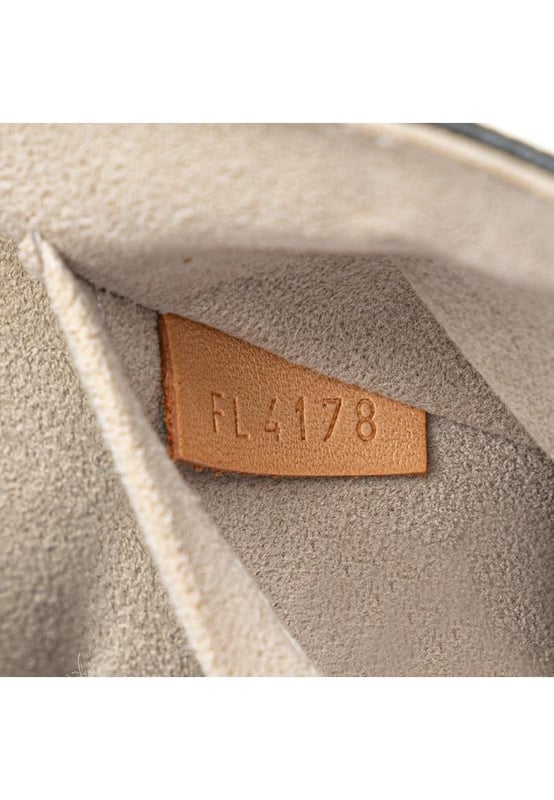 De Twist MM is voorzien van een epi lederen lichaam een zilveren-tone curb ketting riem een voorflap met een LV twist lock sluiting en een interieur slip pocket.Brand: Louis VuittonConditie: Pre-gebruiktType: Crossbody tasRating: B + Belangrijkste materiaal: LeerAfmetingen (LxBxD): 18x23x9.5Strap Drop: 56Commentaren: Buitenkant achterkant bevlekt met andere. Buitenkant onderkant bekrast. Buitenkant onderkant bevlekt met andere. Slot bekrast. Buitenhoeken versleten. Versiering bekrast. Buitenkant voorkant bekrast. Handgreep bekrast. Binnenzak bevlekt met andere. Binnenvoering bevlekt met andere. Buitenkant gebarsten.