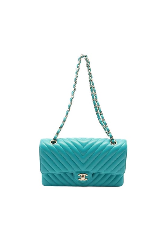 Brand: Chanel
Model: 
Color: Green
Material: Leather
Inclusions: Dust bag
Dimensions: 15cm x 25cm x 6.5cm / 5.9&#x27;&#x27; x 9.84&#x27;&#x27; x 2.55&#x27;&#x27;
Serial number: None
Condition: AB - good condition.
not specifyBrand: ChanelType: shopperMain Material: Leather