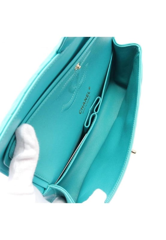 Brand: Chanel
Model: 
Color: Green
Material: Leather
Inclusions: Dust bag
Dimensions: 15cm x 25cm x 6.5cm / 5.9&#x27;&#x27; x 9.84&#x27;&#x27; x 2.55&#x27;&#x27;
Serial number: None
Condition: AB - good condition.
not specifyBrand: ChanelType: shopperMain Material: Leather