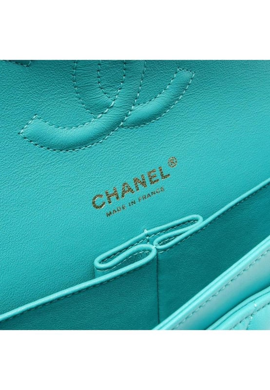 Brand: Chanel
Model: 
Color: Green
Material: Leather
Inclusions: Dust bag
Dimensions: 15cm x 25cm x 6.5cm / 5.9&#x27;&#x27; x 9.84&#x27;&#x27; x 2.55&#x27;&#x27;
Serial number: None
Condition: AB - good condition.
not specifyBrand: ChanelType: shopperMain Material: Leather