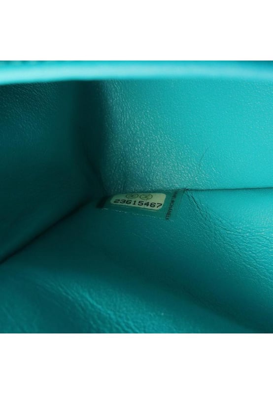 Brand: Chanel
Model: 
Color: Green
Material: Leather
Inclusions: Dust bag
Dimensions: 15cm x 25cm x 6.5cm / 5.9&#x27;&#x27; x 9.84&#x27;&#x27; x 2.55&#x27;&#x27;
Serial number: None
Condition: AB - good condition.
not specifyBrand: ChanelType: shopperMain Material: Leather