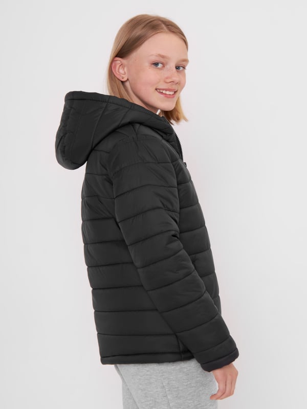 Eénkleurige winterjas met capuchon, rits en zijzakken.