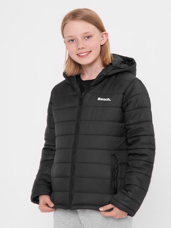 Eénkleurige winterjas met capuchon, rits en zijzakken.