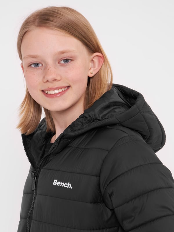 Eénkleurige winterjas met capuchon, rits en zijzakken.