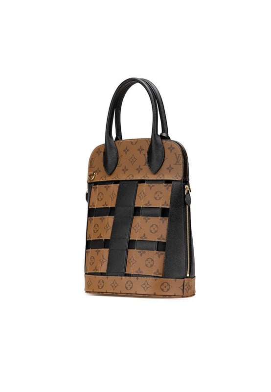 Esta cartera cuenta con un monograma cuerpo de lona inversa con adornos de cuero y cremallera lateral detalles de cuero enrollado maneja una correa de cuero plano desmontable un cierre de cremallera superior y un bolsillo interior con cremallera.Brand: Louis VuittonCondición: Pre-amadoTipo: SatchelCalificación: B+Material principal: LienzoDimensiones (LxAxP): 31.5x25x14.5Correa Caída: 31Mango Caída: 11Comentarios: Parte trasera exterior manchada con Otro. Parte inferior exterior desgastada. Fondo exterior manchado con Otros. Asa exterior agrietada y desgastada. Llave arañada. Forro interior manchado con Otros. Fijación Práctica Rayada. Lateral Exterior Agrietado. Parte Superior Exterior Desgastada. Cremallera Arañada.