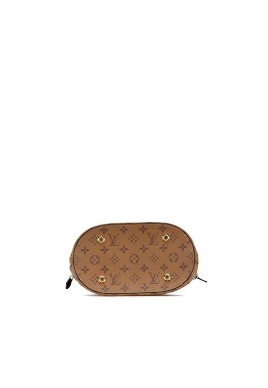 Esta cartera cuenta con un monograma cuerpo de lona inversa con adornos de cuero y cremallera lateral detalles de cuero enrollado maneja una correa de cuero plano desmontable un cierre de cremallera superior y un bolsillo interior con cremallera.Brand: Louis VuittonCondición: Pre-amadoTipo: SatchelCalificación: B+Material principal: LienzoDimensiones (LxAxP): 31.5x25x14.5Correa Caída: 31Mango Caída: 11Comentarios: Parte trasera exterior manchada con Otro. Parte inferior exterior desgastada. Fondo exterior manchado con Otros. Asa exterior agrietada y desgastada. Llave arañada. Forro interior manchado con Otros. Fijación Práctica Rayada. Lateral Exterior Agrietado. Parte Superior Exterior Desgastada. Cremallera Arañada.