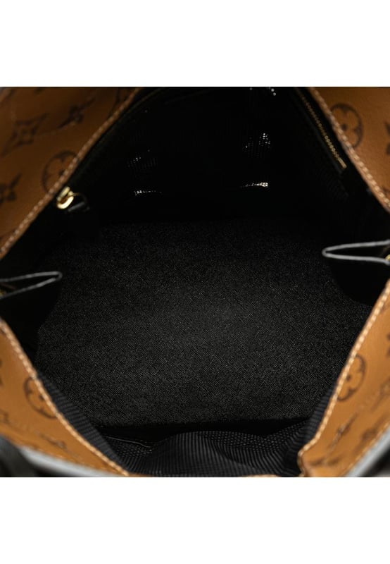 Esta cartera cuenta con un monograma cuerpo de lona inversa con adornos de cuero y cremallera lateral detalles de cuero enrollado maneja una correa de cuero plano desmontable un cierre de cremallera superior y un bolsillo interior con cremallera.Brand: Louis VuittonCondición: Pre-amadoTipo: SatchelCalificación: B+Material principal: LienzoDimensiones (LxAxP): 31.5x25x14.5Correa Caída: 31Mango Caída: 11Comentarios: Parte trasera exterior manchada con Otro. Parte inferior exterior desgastada. Fondo exterior manchado con Otros. Asa exterior agrietada y desgastada. Llave arañada. Forro interior manchado con Otros. Fijación Práctica Rayada. Lateral Exterior Agrietado. Parte Superior Exterior Desgastada. Cremallera Arañada.