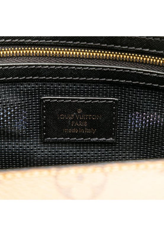 Esta cartera cuenta con un monograma cuerpo de lona inversa con adornos de cuero y cremallera lateral detalles de cuero enrollado maneja una correa de cuero plano desmontable un cierre de cremallera superior y un bolsillo interior con cremallera.Brand: Louis VuittonCondición: Pre-amadoTipo: SatchelCalificación: B+Material principal: LienzoDimensiones (LxAxP): 31.5x25x14.5Correa Caída: 31Mango Caída: 11Comentarios: Parte trasera exterior manchada con Otro. Parte inferior exterior desgastada. Fondo exterior manchado con Otros. Asa exterior agrietada y desgastada. Llave arañada. Forro interior manchado con Otros. Fijación Práctica Rayada. Lateral Exterior Agrietado. Parte Superior Exterior Desgastada. Cremallera Arañada.