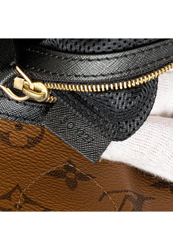 Esta cartera cuenta con un monograma cuerpo de lona inversa con adornos de cuero y cremallera lateral detalles de cuero enrollado maneja una correa de cuero plano desmontable un cierre de cremallera superior y un bolsillo interior con cremallera.Brand: Louis VuittonCondición: Pre-amadoTipo: SatchelCalificación: B+Material principal: LienzoDimensiones (LxAxP): 31.5x25x14.5Correa Caída: 31Mango Caída: 11Comentarios: Parte trasera exterior manchada con Otro. Parte inferior exterior desgastada. Fondo exterior manchado con Otros. Asa exterior agrietada y desgastada. Llave arañada. Forro interior manchado con Otros. Fijación Práctica Rayada. Lateral Exterior Agrietado. Parte Superior Exterior Desgastada. Cremallera Arañada.