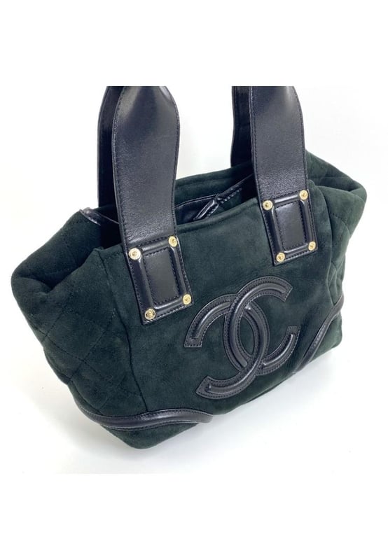 Brand: Chanel
Model: Coco Cocoon
Color: Green
Material: Suede
Inclusions: /
Dimensions: W21cmxH20cmxD16cm  Handle:   39cm
Serial number: 1081****
Condition: AB - good condition.
The Chanel Coco Cocoon tote bag is a stylish and functional accessory crafted from Quality green suede. Its spacious design and unique color make it a versatile addition to any wardrobe.
Overall there are signs of usage including minor rubbing on the handles overall minor scratches and slight dirt on the outside.
We recommend that you look at all the pictures before making your purchase to ensure that you are satisfied with the condition of the item.Brand: ChanelType: toteMain Material: Suede