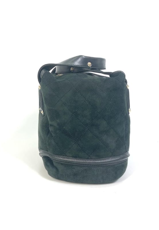 Brand: Chanel
Model: Coco Cocoon
Color: Green
Material: Suede
Inclusions: /
Dimensions: W21cmxH20cmxD16cm  Handle:   39cm
Serial number: 1081****
Condition: AB - good condition.
The Chanel Coco Cocoon tote bag is a stylish and functional accessory crafted from Quality green suede. Its spacious design and unique color make it a versatile addition to any wardrobe.
Overall there are signs of usage including minor rubbing on the handles overall minor scratches and slight dirt on the outside.
We recommend that you look at all the pictures before making your purchase to ensure that you are satisfied with the condition of the item.Brand: ChanelType: toteMain Material: Suede