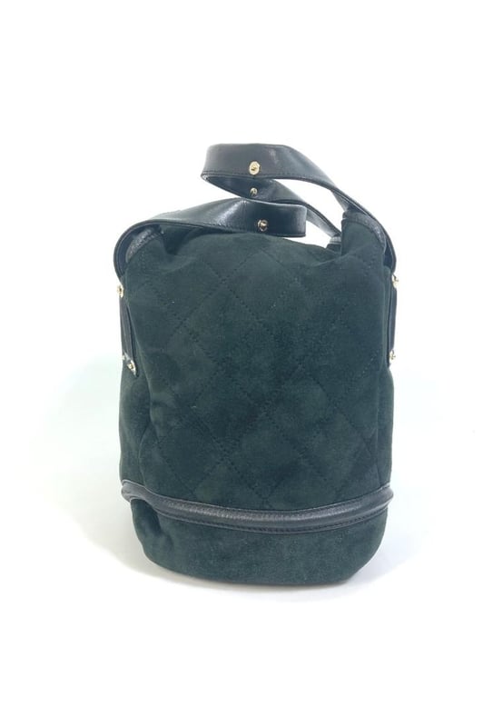 Brand: Chanel
Model: Coco Cocoon
Color: Green
Material: Suede
Inclusions: /
Dimensions: W21cmxH20cmxD16cm  Handle:   39cm
Serial number: 1081****
Condition: AB - good condition.
The Chanel Coco Cocoon tote bag is a stylish and functional accessory crafted from Quality green suede. Its spacious design and unique color make it a versatile addition to any wardrobe.
Overall there are signs of usage including minor rubbing on the handles overall minor scratches and slight dirt on the outside.
We recommend that you look at all the pictures before making your purchase to ensure that you are satisfied with the condition of the item.Brand: ChanelType: toteMain Material: Suede
