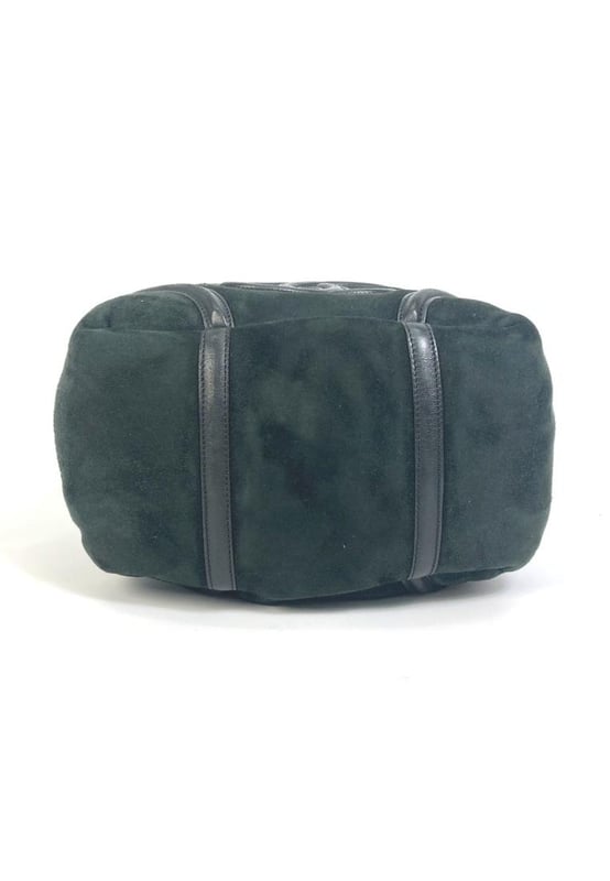 Brand: Chanel
Model: Coco Cocoon
Color: Green
Material: Suede
Inclusions: /
Dimensions: W21cmxH20cmxD16cm  Handle:   39cm
Serial number: 1081****
Condition: AB - good condition.
The Chanel Coco Cocoon tote bag is a stylish and functional accessory crafted from Quality green suede. Its spacious design and unique color make it a versatile addition to any wardrobe.
Overall there are signs of usage including minor rubbing on the handles overall minor scratches and slight dirt on the outside.
We recommend that you look at all the pictures before making your purchase to ensure that you are satisfied with the condition of the item.Brand: ChanelType: toteMain Material: Suede