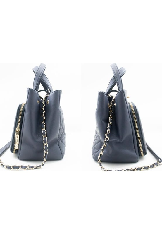 Brand: Chanel
Model: Business Affinity
Color: Navy
Material: Leather
Inclusions: 
Dimensions: W 26.3 cm x H 20 cm x D 11.7 cm
Serial number: 27354643
Country of origin: Italy
Condition: AB - good condition.
Outside condition : Slight scratches slight misshapen
Inside condition : Slight dirt
Handle condition : Slight crease
Corner condition : Good
Metal fittings condition : GoodBrand: ChanelType: shoulderMain Material: Leather