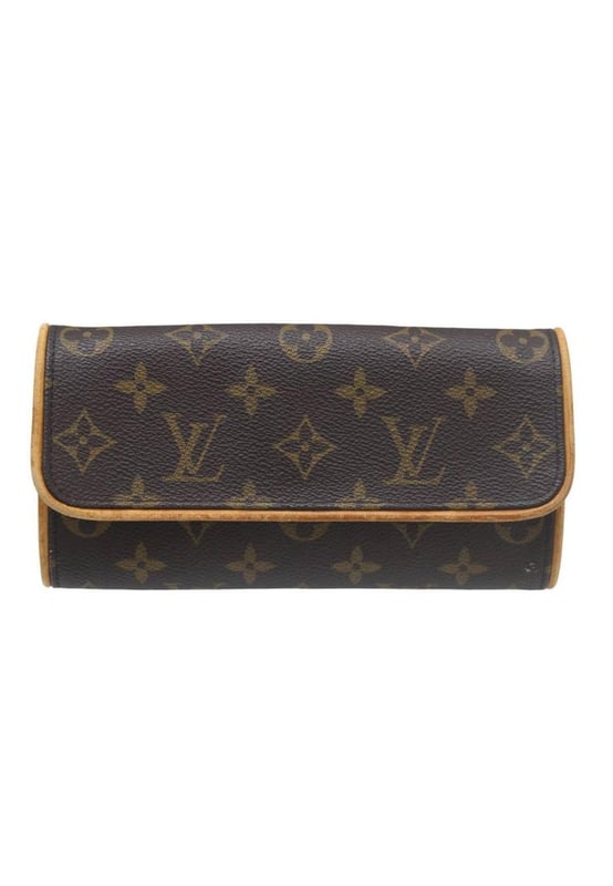 Brand: Louis Vuitton
Model: Twin
Color: Brown
Material: Canvas
Inclusions: 
Dimensions: 10cm x 19cm x 2.8cm / 3.93&#x27;&#x27; x 7.48&#x27;&#x27; x 1.1&#x27;&#x27;
Serial number: SD0112
Country of origin: United States
Condition: B - good condition.
Outside condition : Slight loss of shape Slight rubbed
Inside condition :  Slight rubbed
Handle condition : Slight cracks
Corner condition :  Slight rubbed
Metal fittings condition : Slight scratchesBrand: Louis VuittonType: shoulderMain Material: Canvas