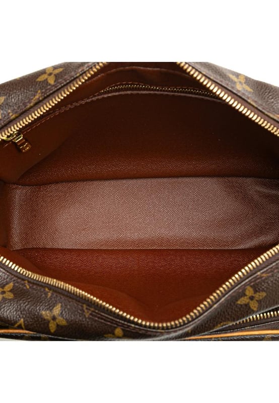 Die Nil hat ein Monogramm aus Canvas mit Vachetta-Lederbesatz, einen verstellbaren flachen Schulterriemen, einen Reißverschluss an der Oberseite, ein Außenfach mit Reißverschluss und ein Innenfach mit Reißverschluss.Marke: Louis VuittonZustand: VorgetragenTyp: UmhängetascheBewertung: B+Hauptmaterial: CanvasAbmessungen (LxBxT): 20x27x8Riemenabstand: 51Bemerkungen: Exterior Back Discolored Worn. Exterior Back fleckig mit Wasserzeichen Andere. Exterior Front Discolored Worn. Exterior Front fleckig mit Wasser Mark Other. Exterior Handle Creased Discolored Worn. Exterior Handle fleckig mit Wasser Mark Other. Innentasche mit anderen Flecken. Innenfutter mit anderen Flecken. Außentasche mit anderen Flecken. Praktische Halterung zerkratzt. Äußere Oberseite nicht in Form. Reißverschluss zerkratzt.