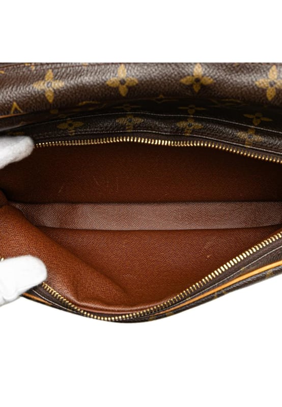 Die Nil hat ein Monogramm aus Canvas mit Vachetta-Lederbesatz, einen verstellbaren flachen Schulterriemen, einen Reißverschluss an der Oberseite, ein Außenfach mit Reißverschluss und ein Innenfach mit Reißverschluss.Marke: Louis VuittonZustand: VorgetragenTyp: UmhängetascheBewertung: B+Hauptmaterial: CanvasAbmessungen (LxBxT): 20x27x8Riemenabstand: 51Bemerkungen: Exterior Back Discolored Worn. Exterior Back fleckig mit Wasserzeichen Andere. Exterior Front Discolored Worn. Exterior Front fleckig mit Wasser Mark Other. Exterior Handle Creased Discolored Worn. Exterior Handle fleckig mit Wasser Mark Other. Innentasche mit anderen Flecken. Innenfutter mit anderen Flecken. Außentasche mit anderen Flecken. Praktische Halterung zerkratzt. Äußere Oberseite nicht in Form. Reißverschluss zerkratzt.