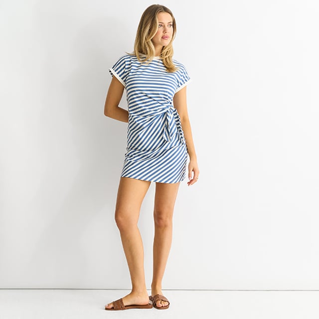 Gönnen Sie sich Luxus mit unserem exquisiten blauen Stretch-Streifen-Minikleid. Dieses Kleid aus hochwertigem Stretchmaterial bietet tadellosen Komfort und eine schmeichelhafte Silhouette. Die blauen Streifen verleihen ihm einen Hauch von Raffinesse und machen es perfekt für jeden Anlass. Erhöhen Sie Ihren Stil und ziehen Sie die Blicke auf sich mit diesem Must-Have.