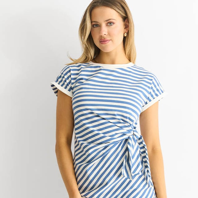 Gönnen Sie sich Luxus mit unserem exquisiten blauen Stretch-Streifen-Minikleid. Dieses Kleid aus hochwertigem Stretchmaterial bietet tadellosen Komfort und eine schmeichelhafte Silhouette. Die blauen Streifen verleihen ihm einen Hauch von Raffinesse und machen es perfekt für jeden Anlass. Erhöhen Sie Ihren Stil und ziehen Sie die Blicke auf sich mit diesem Must-Have.