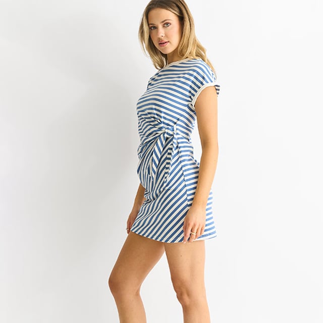 Gönnen Sie sich Luxus mit unserem exquisiten blauen Stretch-Streifen-Minikleid. Dieses Kleid aus hochwertigem Stretchmaterial bietet tadellosen Komfort und eine schmeichelhafte Silhouette. Die blauen Streifen verleihen ihm einen Hauch von Raffinesse und machen es perfekt für jeden Anlass. Erhöhen Sie Ihren Stil und ziehen Sie die Blicke auf sich mit diesem Must-Have.