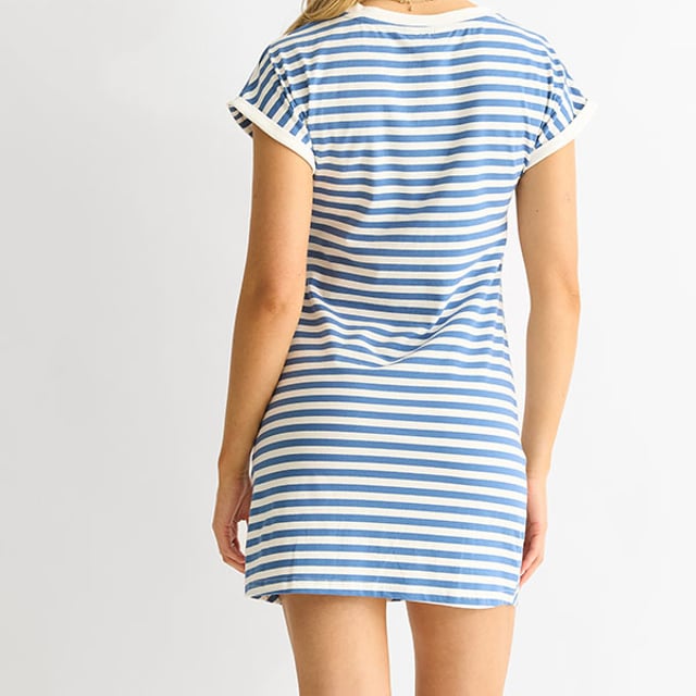 Gönnen Sie sich Luxus mit unserem exquisiten blauen Stretch-Streifen-Minikleid. Dieses Kleid aus hochwertigem Stretchmaterial bietet tadellosen Komfort und eine schmeichelhafte Silhouette. Die blauen Streifen verleihen ihm einen Hauch von Raffinesse und machen es perfekt für jeden Anlass. Erhöhen Sie Ihren Stil und ziehen Sie die Blicke auf sich mit diesem Must-Have.