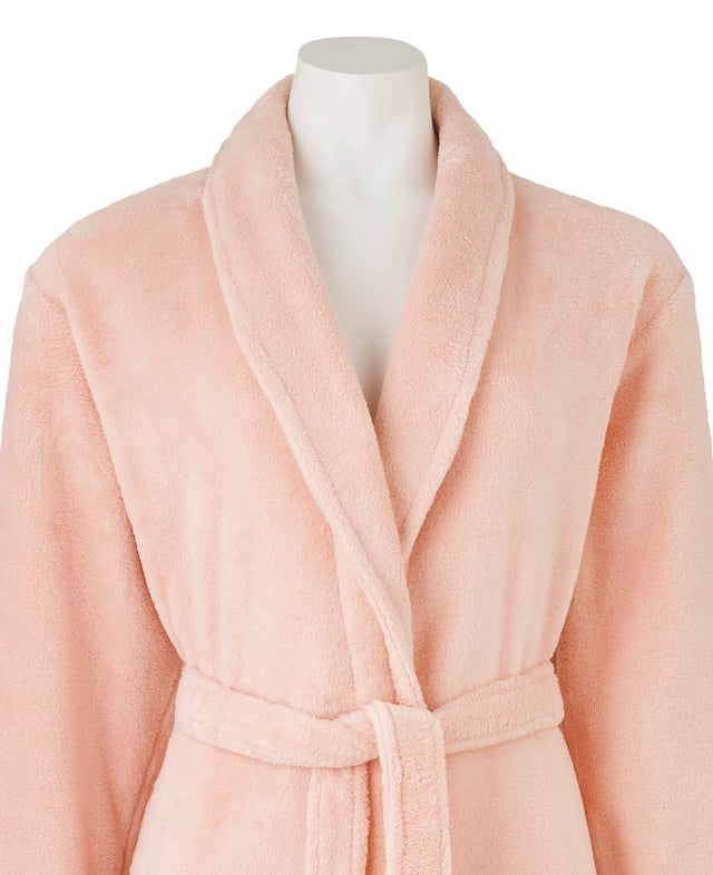 A beautifully soft fleece dressing gown in dusky pink. Lightweight yet warm enough for cold winter nights. Featuring a shawl collar, patch pockets and belted waist. 100% super soft polyester. Lightweight. 2 patch pockets. Length 120cm approx.. Back neck hanging loop. Machine washable at 40°C.