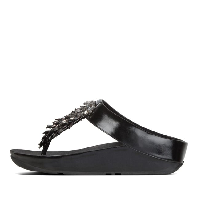 Dames FitFlop Rumba Ombre Toe-Thong Sandalen in zwart.Doe de Rumba...met deze glinsterende sierlijke teen-post sandalen. Het slanke bovenwerk is bezaaid met een glanzende zwierige franje van veelkleurige 'kristallen' kralen (helder gekleurd en metallic). Op FitFlop's legendarische Microwobbleboard™ tussenzolen voor onovertroffen comfort en demping, de hele dag door. Trek ze aan en ga op zoek naar een feestje! Hier in zacht metallic kunstleer.Ref: Z18090