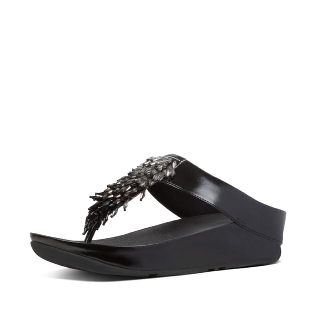Dames FitFlop Rumba Ombre Toe-Thong Sandalen in zwart.Doe de Rumba...met deze glinsterende sierlijke teen-post sandalen. Het slanke bovenwerk is bezaaid met een glanzende zwierige franje van veelkleurige 'kristallen' kralen (helder gekleurd en metallic). Op FitFlop's legendarische Microwobbleboard™ tussenzolen voor onovertroffen comfort en demping, de hele dag door. Trek ze aan en ga op zoek naar een feestje! Hier in zacht metallic kunstleer.Ref: Z18090