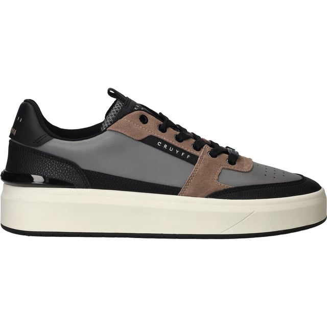 Cruyff sneakers voor hem. De sneakers zijn gemaakt van hoogwaardig leer. De sneaker heeft een uitneembare EVA binnenzool, wat zorgt voor een lekkere demping.  Merk: CruyffModelnaam: Endorsed TennisCategorie: heren sneakersMaterialen: leerKleur: zwart, grijs, bruin