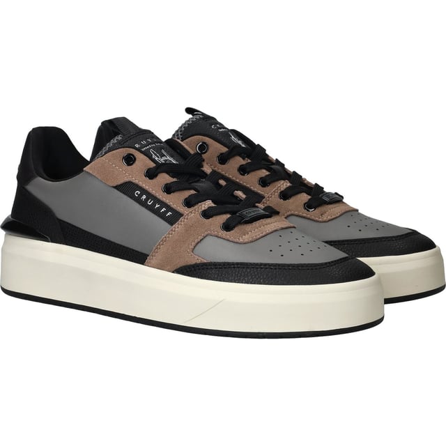Cruyff sneakers voor hem. De sneakers zijn gemaakt van hoogwaardig leer. De sneaker heeft een uitneembare EVA binnenzool, wat zorgt voor een lekkere demping.  Merk: CruyffModelnaam: Endorsed TennisCategorie: heren sneakersMaterialen: leerKleur: zwart, grijs, bruin