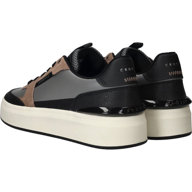 Cruyff sneakers voor hem. De sneakers zijn gemaakt van hoogwaardig leer. De sneaker heeft een uitneembare EVA binnenzool, wat zorgt voor een lekkere demping.  Merk: CruyffModelnaam: Endorsed TennisCategorie: heren sneakersMaterialen: leerKleur: zwart, grijs, bruin