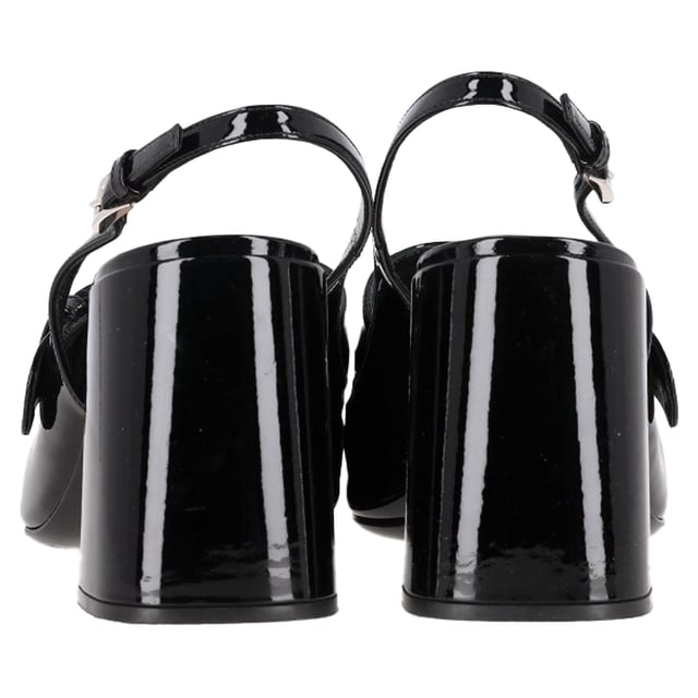 Empfohlener Verkaufspreis
Die Prada Mary Jane Pumps mit Blockabsatz aus schwarzem Leder vereinen Vintage-Charme mit moderner Raffinesse. Das klassische Riemchendesign und der robuste Blockabsatz sorgen für ganztägige Eleganz. Das glatte Leder mit dezentem Branding verleiht sowohl lässigen als auch formellen Looks ein edles Finish. Kombinieren Sie sie mit einer verkürzten Hose oder einem Midirock, um ihre zeitlose Silhouette mit modernem Touch zu betonen.

Prada Mary Jane Pumps mit Blockabsatz aus schwarzem Leder

Zustand: Sehr gut
Gebrauchsspuren: Leichte Gebrauchsspuren, wenig getragen, aber sehr gut erhalten. Leichte Gebrauchsspuren an Sohlen und Knickspuren, leichte Abnutzungsspuren an Sohlen und Absatz.
Verpackung: Karton
Farbe: Schwarz
Material: Leder | Lackleder
Größe: IT | 39,5
Maße: Absatzhöhe: 95; Innensohlenlänge: 270
Artikelnummer: NAPPUGBSH478900W