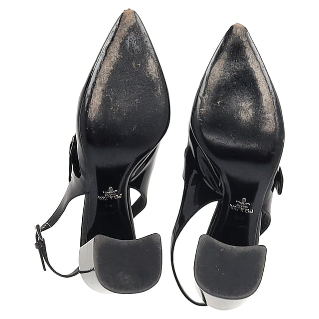 Empfohlener Verkaufspreis
Die Prada Mary Jane Pumps mit Blockabsatz aus schwarzem Leder vereinen Vintage-Charme mit moderner Raffinesse. Das klassische Riemchendesign und der robuste Blockabsatz sorgen für ganztägige Eleganz. Das glatte Leder mit dezentem Branding verleiht sowohl lässigen als auch formellen Looks ein edles Finish. Kombinieren Sie sie mit einer verkürzten Hose oder einem Midirock, um ihre zeitlose Silhouette mit modernem Touch zu betonen.

Prada Mary Jane Pumps mit Blockabsatz aus schwarzem Leder

Zustand: Sehr gut
Gebrauchsspuren: Leichte Gebrauchsspuren, wenig getragen, aber sehr gut erhalten. Leichte Gebrauchsspuren an Sohlen und Knickspuren, leichte Abnutzungsspuren an Sohlen und Absatz.
Verpackung: Karton
Farbe: Schwarz
Material: Leder | Lackleder
Größe: IT | 39,5
Maße: Absatzhöhe: 95; Innensohlenlänge: 270
Artikelnummer: NAPPUGBSH478900W