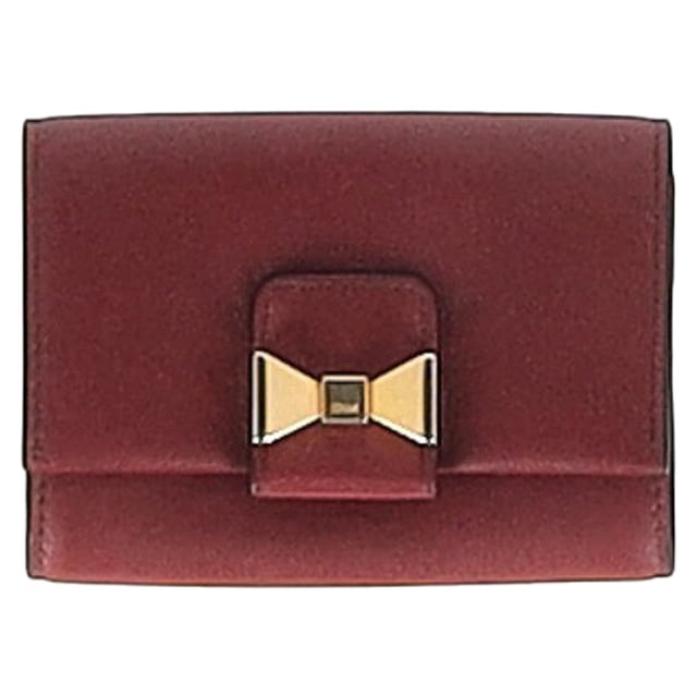 VINTAGE, RRP AS NEW
The Chloé Bow Detail Wallet in burgundy leather adds a touch of feminine charm to your everyday essentials with its soft bow accent and rich, timeless hue. Crafted from supple leather, it offers both elegance and practicality with multiple compartments for seamless organization. Styling Tip: Slip it into a structured tote or carry it solo as a chic mini clutch for dinner dates or quick errands.

Chloé Bow Detail Wallet in Burgundy Leather

Condition: Excellent
Signs of wear: No retail tag, No visible sign of wear., 
Packaging: None
Color: Burgundy
Material: Leather
Size: One Size | One Size
Measurements: Width: 25; Height: 75; Length: 100
SKU: NAPPUGBSM477735W