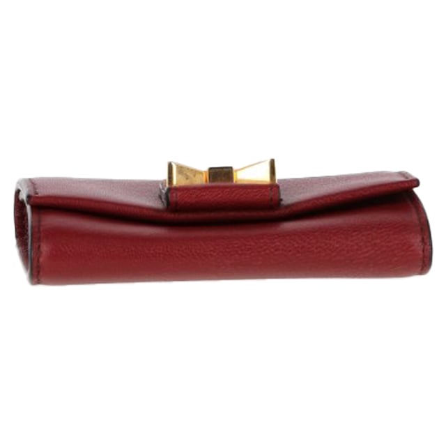 VINTAGE, RRP AS NEW
The Chloé Bow Detail Wallet in burgundy leather adds a touch of feminine charm to your everyday essentials with its soft bow accent and rich, timeless hue. Crafted from supple leather, it offers both elegance and practicality with multiple compartments for seamless organization. Styling Tip: Slip it into a structured tote or carry it solo as a chic mini clutch for dinner dates or quick errands.

Chloé Bow Detail Wallet in Burgundy Leather

Condition: Excellent
Signs of wear: No retail tag, No visible sign of wear., 
Packaging: None
Color: Burgundy
Material: Leather
Size: One Size | One Size
Measurements: Width: 25; Height: 75; Length: 100
SKU: NAPPUGBSM477735W