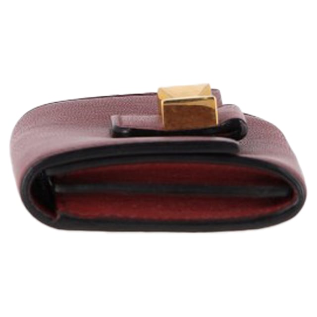 VINTAGE, RRP AS NEW
The Chloé Bow Detail Wallet in burgundy leather adds a touch of feminine charm to your everyday essentials with its soft bow accent and rich, timeless hue. Crafted from supple leather, it offers both elegance and practicality with multiple compartments for seamless organization. Styling Tip: Slip it into a structured tote or carry it solo as a chic mini clutch for dinner dates or quick errands.

Chloé Bow Detail Wallet in Burgundy Leather

Condition: Excellent
Signs of wear: No retail tag, No visible sign of wear., 
Packaging: None
Color: Burgundy
Material: Leather
Size: One Size | One Size
Measurements: Width: 25; Height: 75; Length: 100
SKU: NAPPUGBSM477735W